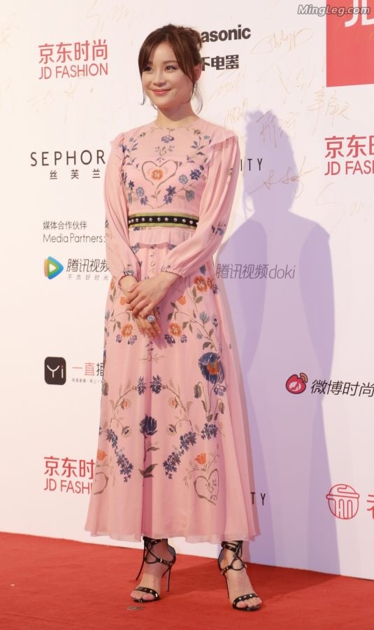  Yuan Shanshan's first face is blurry but her feet are clear. What does this mean(16/28)