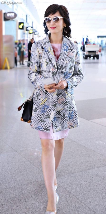 精品女星赵雅芝戴墨镜高跟美腿街拍(3/3)