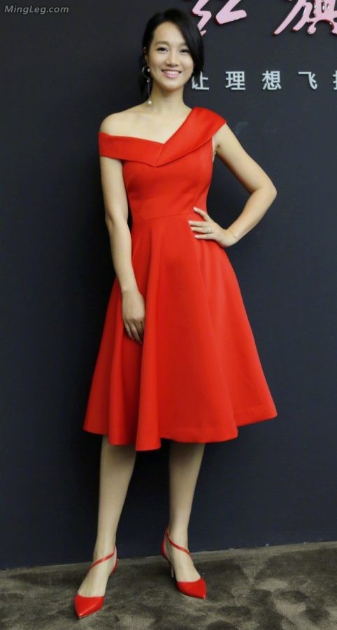 Zhu Dan with pointed red high heels hosted the launch of Hongqi's new car(1/4)
