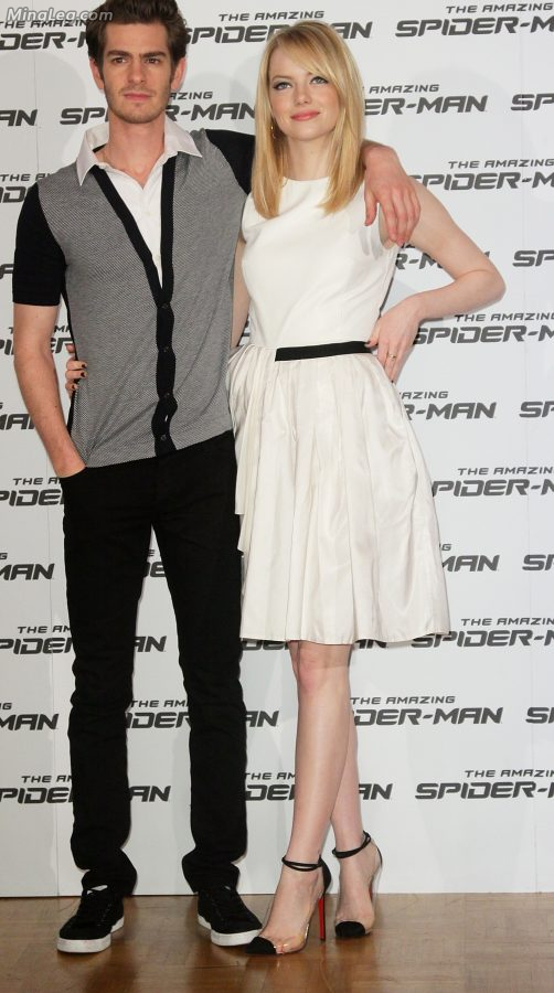 Emma Stone细高跟鞋美腿那个男的手放开(2/4)