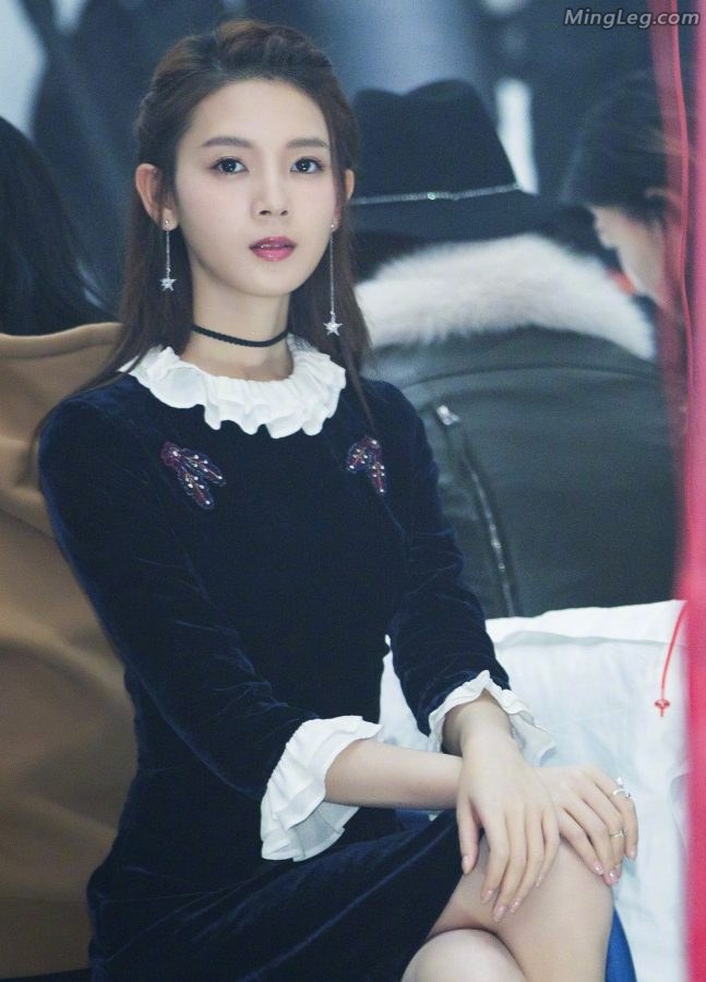 90后美女演员陈瑶爱秀玉腿(4/12)