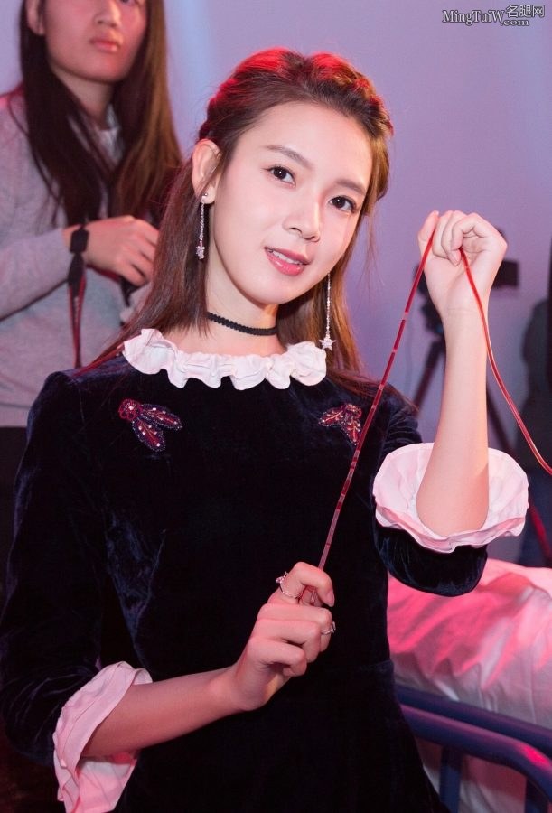 90后美女演员陈瑶爱秀玉腿(8/12)