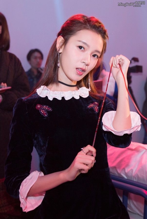 90后美女演员陈瑶爱秀玉腿(7/12)