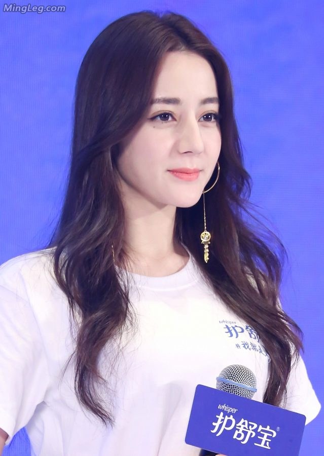 迪丽热巴高跟美腿代言护舒宝卫生巾(1/9)