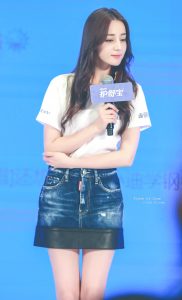 迪丽热巴高跟美腿代言护舒宝卫生巾