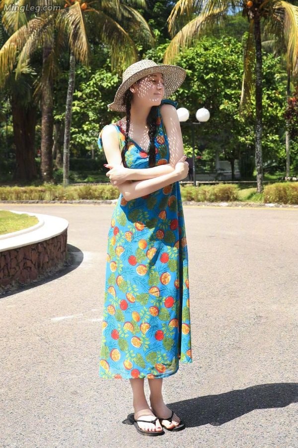 迪丽热巴蓝天椰树下给你看嫩足底(3/6)