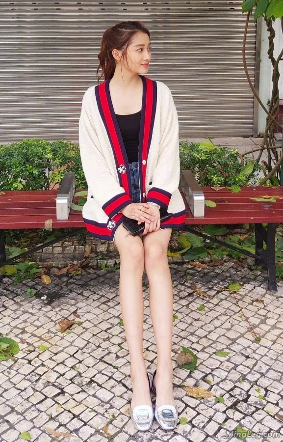 邻家小妹关晓彤接头坐在长椅上这腿够细够长(1/1)