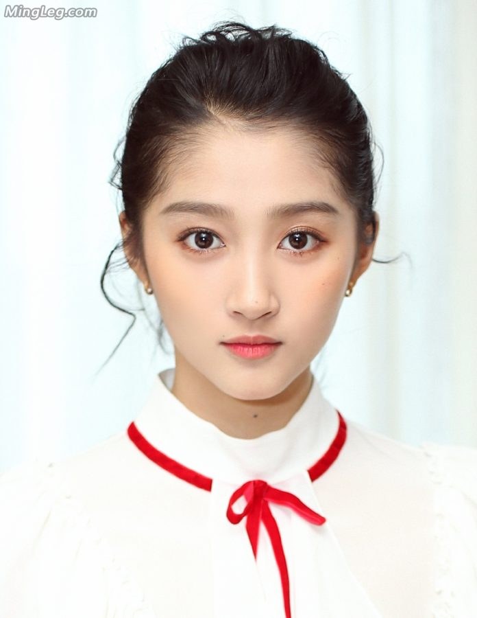 一双性感红高跟鞋关晓彤瞬间少女变美妇(2/4)