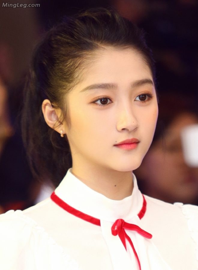 一双性感红高跟鞋关晓彤瞬间少女变美妇(4/4)