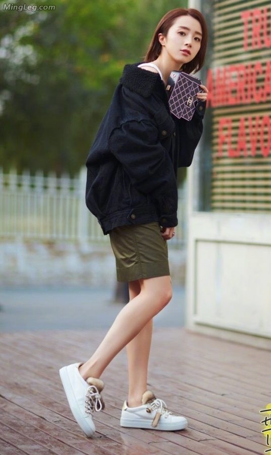 Hu Bingqing's slender legs in street photo(2/2)