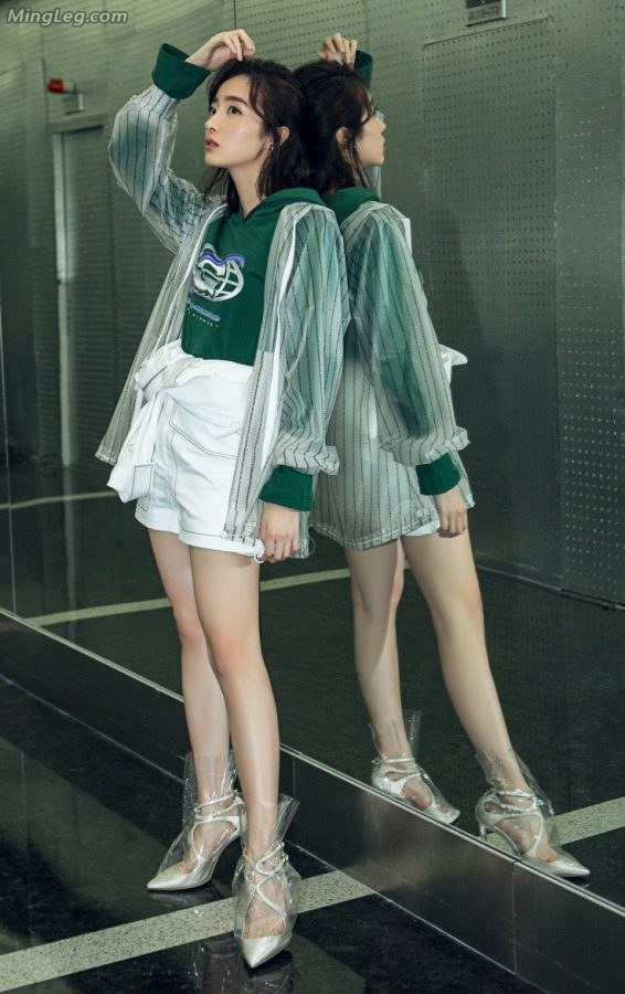 There is a girl Hu Bingqing who likes to wear plastic sheets to cover her feet(4/11)