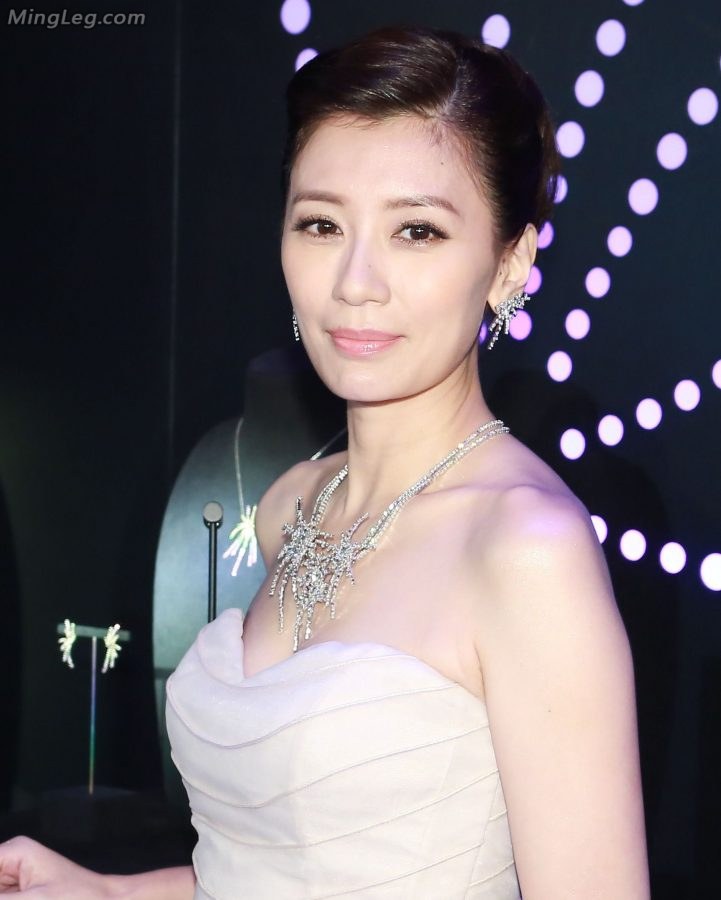 Alyssa Chia's long skirt shows off her beautiful back with mature and elegant temperament(8/10)