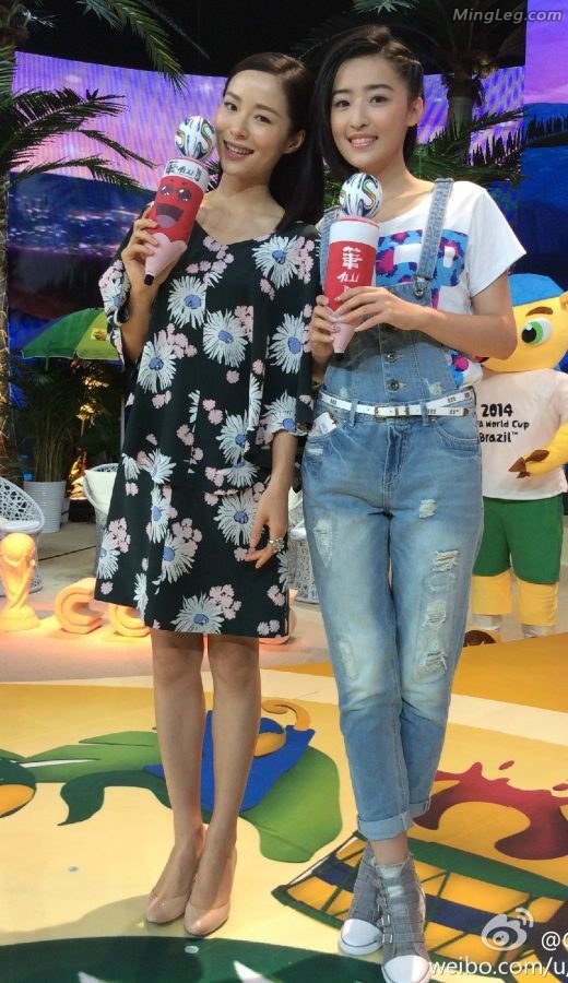 江一燕短裙细美腿(1/1)