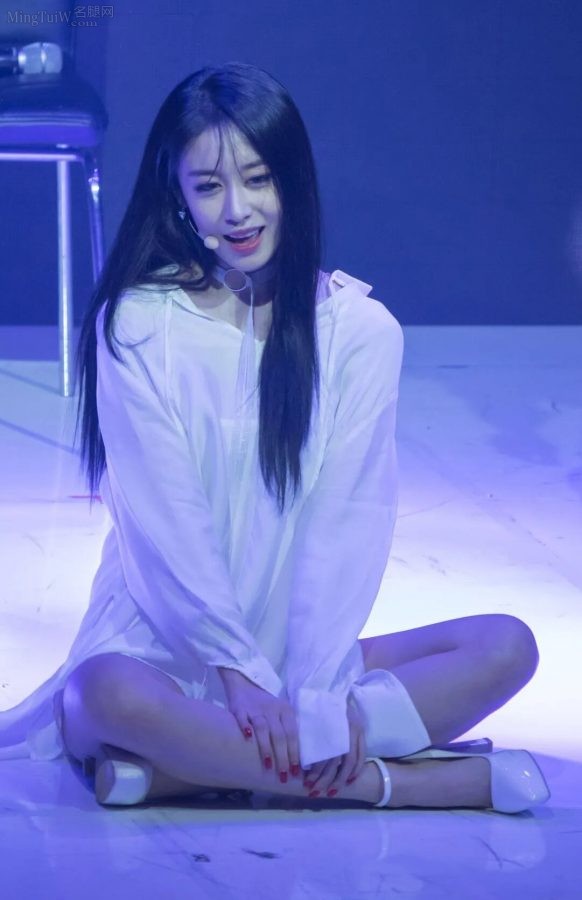 朴智妍Park Ji Yeon台上高跟美腿坐地(22/22)