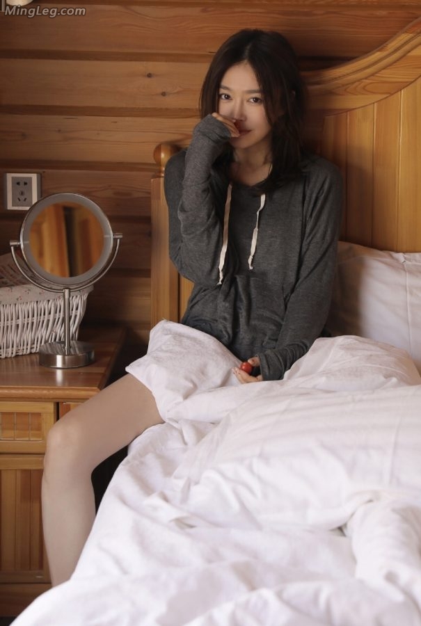 秦岚这美脚丫子一看就是身经百战了(13/28)