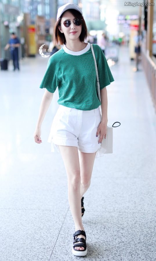 Tong Liya Airport Shorts White Legs and Toes(4/4)
