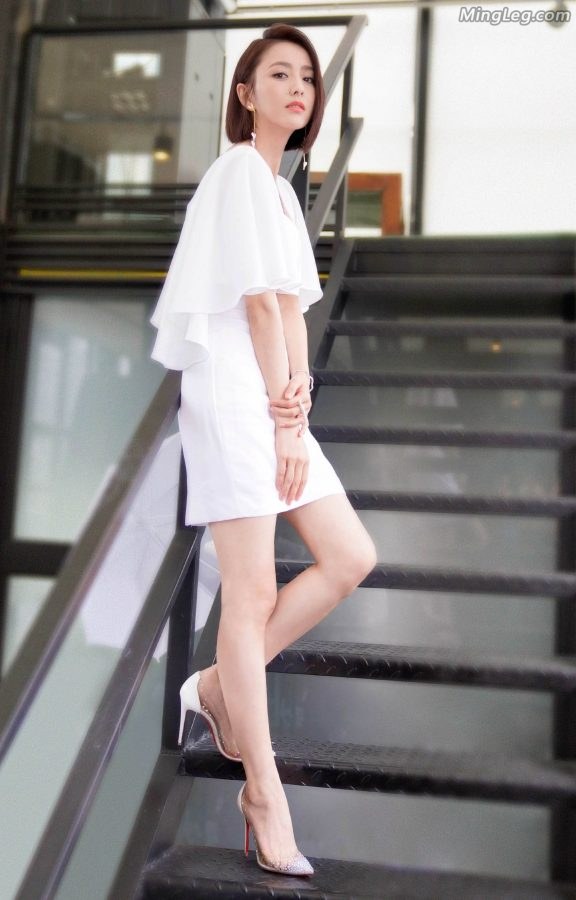 佟丽娅写真楼梯是拍摄美腿的好地方(1/7)
