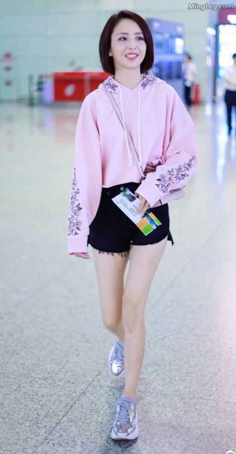 好像拥抱佟丽娅白嫩的美腿(5/6)