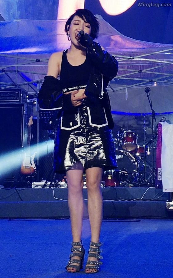 吴莫愁高跟美腿性感表演(4/4)