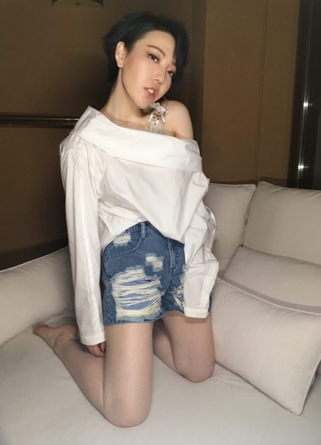 吴莫愁牛仔短裤美腿跪在沙发上(1/4)