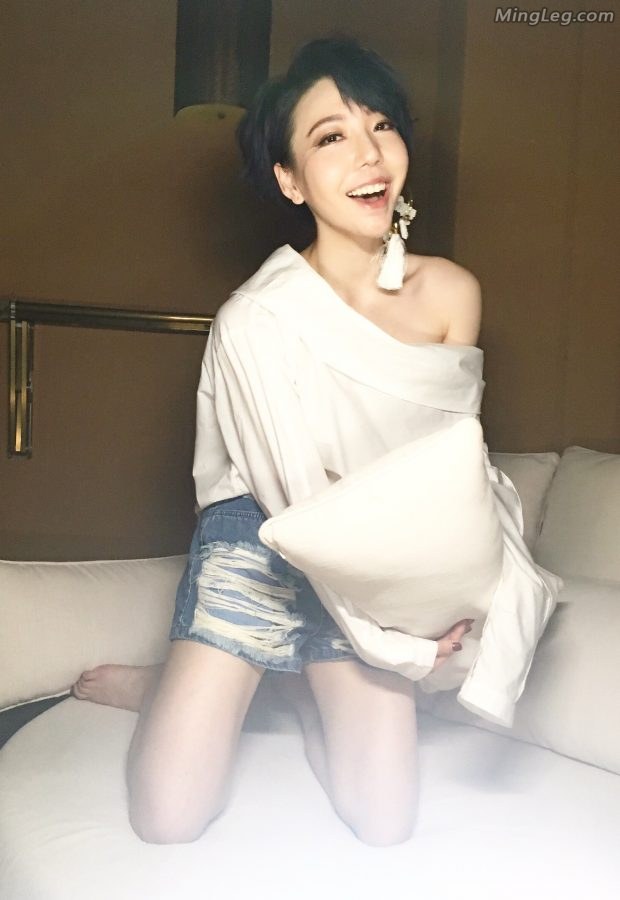吴莫愁牛仔短裤美腿跪在沙发上(2/4)