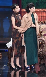 刘敏涛和辛芷蕾两位女星的旗袍肉丝美腿各有味道（第1张/共18张）