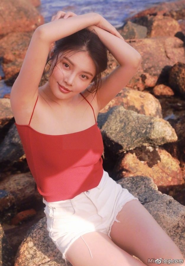大嫂嫂徐冬冬阳光下美腿玉乳好身材(4/5)