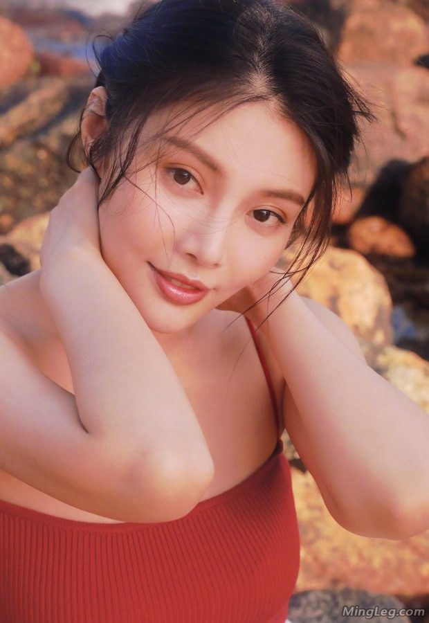 大嫂嫂徐冬冬阳光下美腿玉乳好身材(5/5)