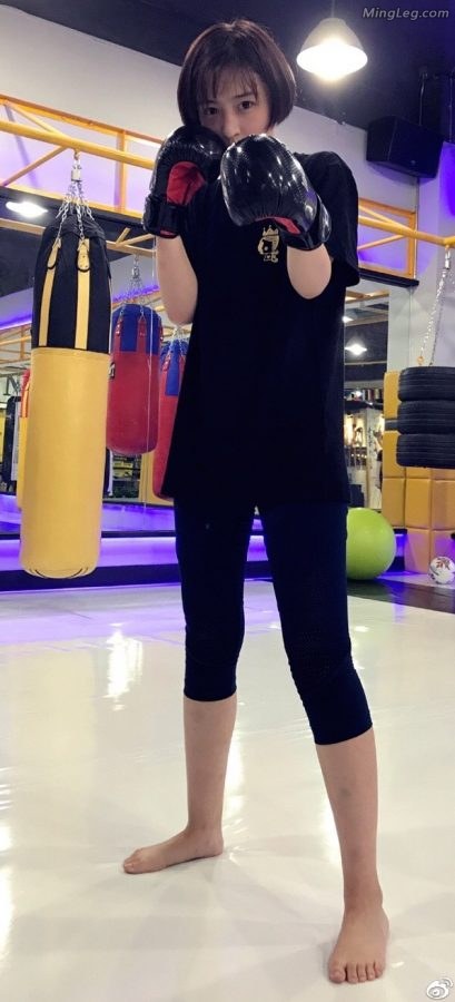 杨茗茗光着嫩脚丫打拳击(1/1)