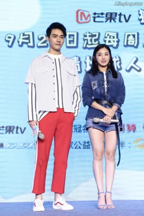 张含韵牛仔短裤长腿玉足(6/9)