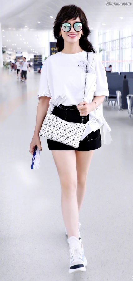Zhao Yazhi's beautiful legs at the airport look like she is wearing flesh-colored silk or nothing(1/7)