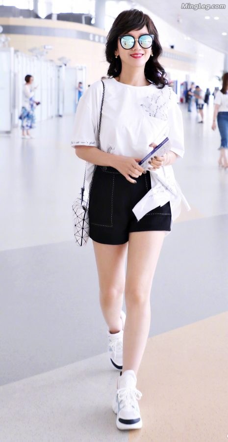 赵雅芝机场美腿感觉像是穿肉丝了也好像没穿~(2/7)