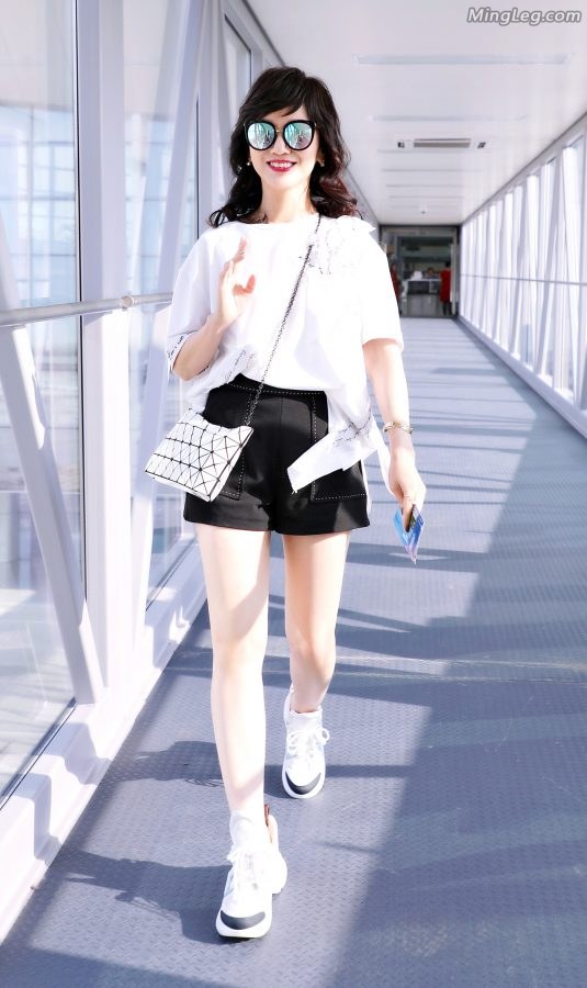 赵雅芝机场美腿感觉像是穿肉丝了也好像没穿~(6/7)