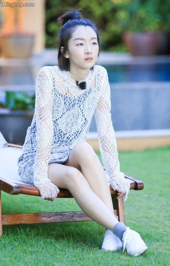 少女周冬雨白嫩白嫩的小细腿(1/2)
