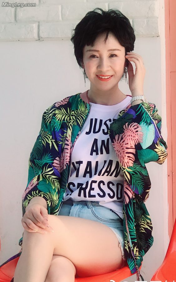 粉嫩成熟的周思敏老师穿牛仔热裤大白腿日常拍照(1/10)