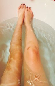 朱珠微博发布在浴缸里自拍的腿脚照片