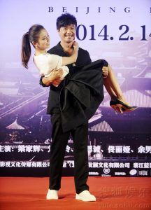 佟丽娅被老公突然抱起尴尬露出安全裤