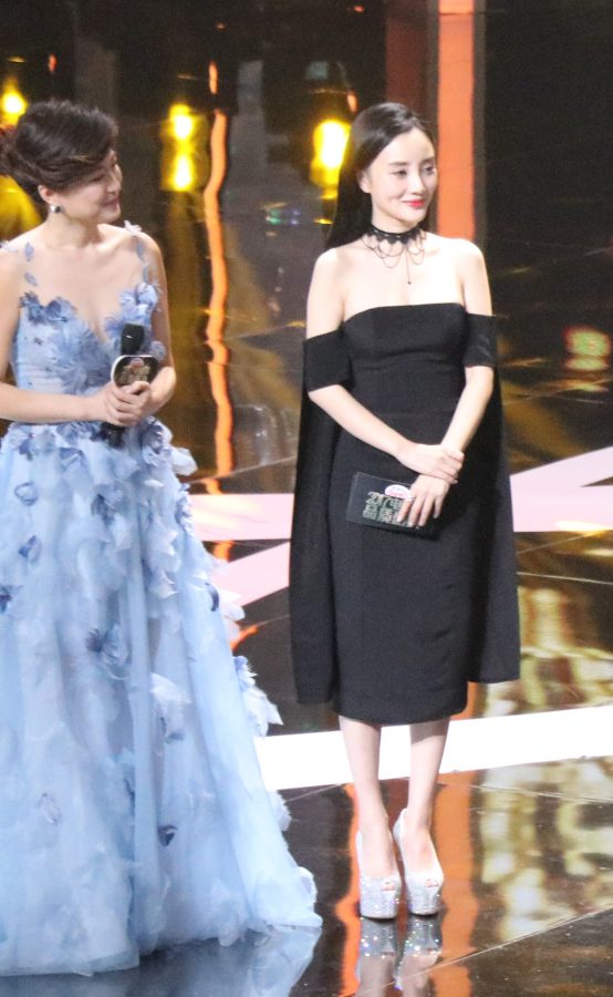 杨紫登台领奖意外发现嫂子李小璐（第4张/共10张）