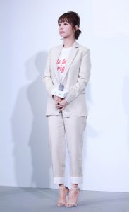 杨紫西服凉鞋高跟玉脚有御姐潜质