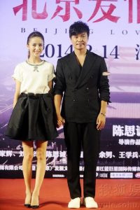 佟丽娅被老公突然抱起尴尬露出安全裤
