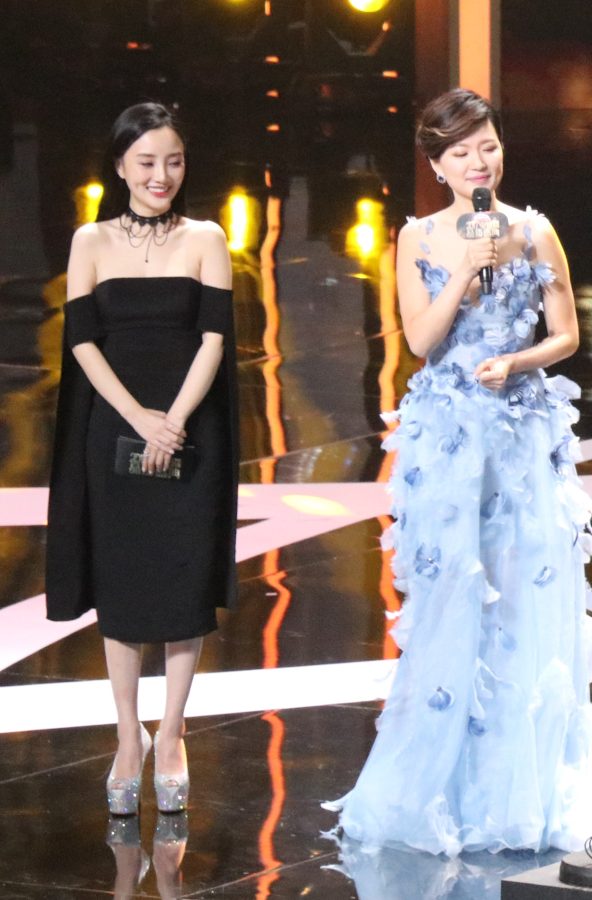 杨紫登台领奖意外发现嫂子李小璐(7/10)