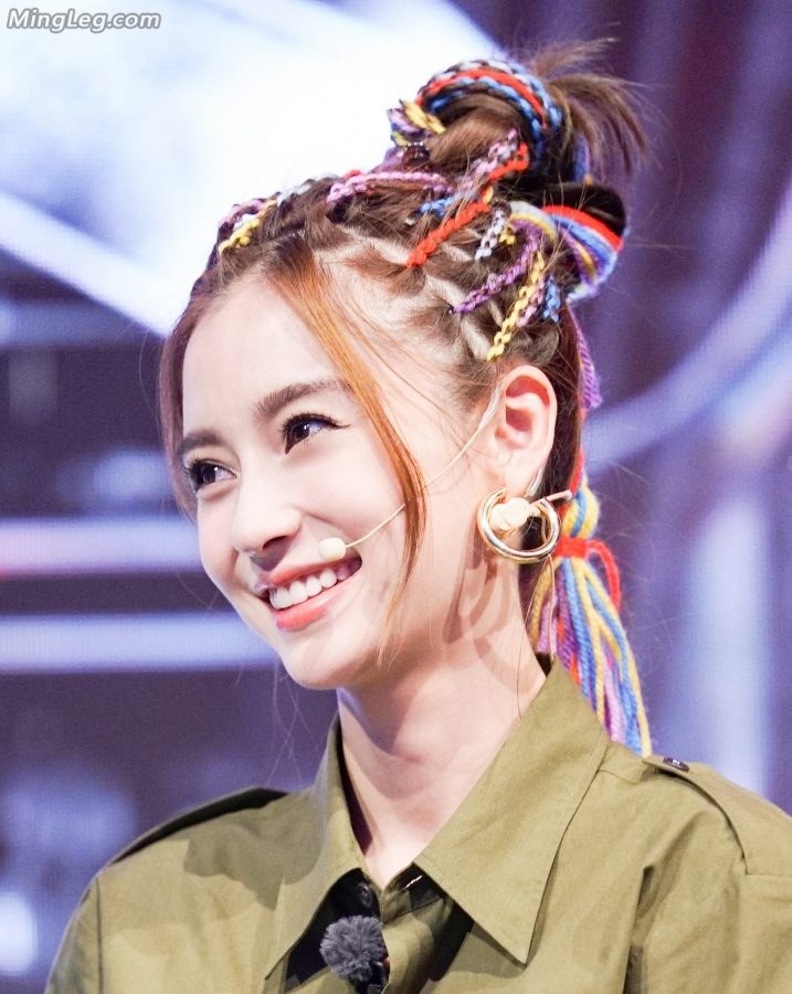 Angelababy节目现场唇红齿白美翻了(3/9)