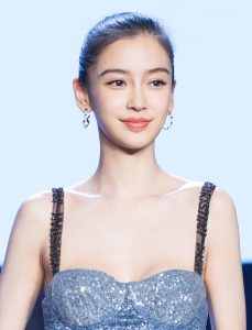 Angelababy这胸也。。。依然支持露了总比不露强
