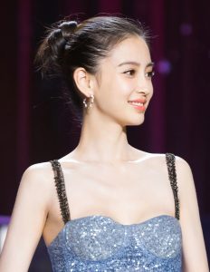 Angelababy这胸也。。。依然支持露了总比不露强