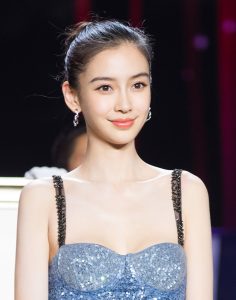 Angelababy这胸也。。。依然支持露了总比不露强