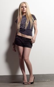 女歌手艾薇儿Avril的修长美腿写真