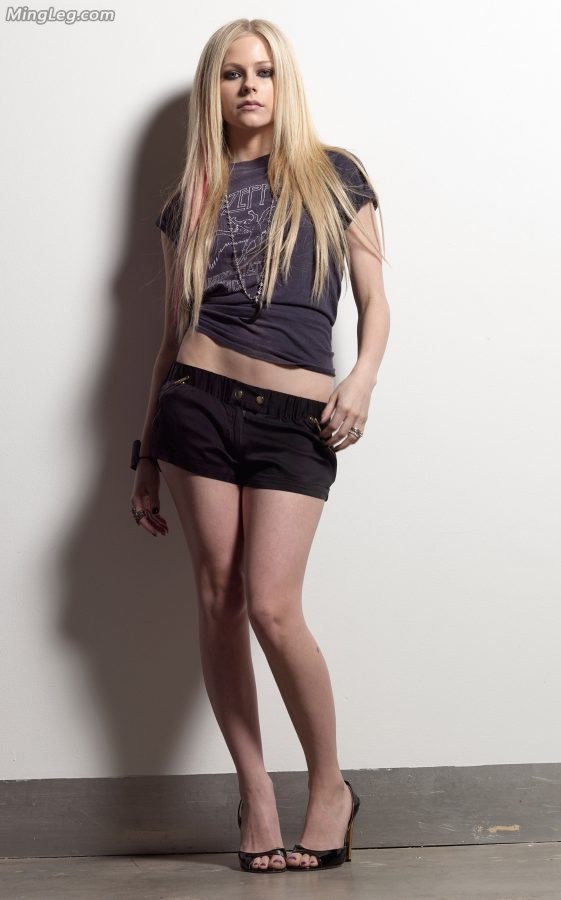 女歌手艾薇儿Avril的修长美腿写真(1/2)