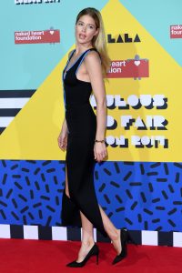 荷兰模特Doutzen Kroes性感高跟美腿