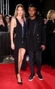 荷兰模特Doutzen Kroes性感高跟美腿