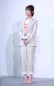 杨紫西服凉鞋高跟玉脚有御姐潜质